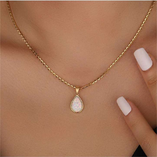 Goldene Halskette mit tropfenförmigem Opal-Anhänger, eleganter Schmuck für Damen.