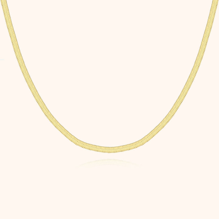 Goldene Schlangenkette, elegantes Schmuckstück, Damenhalskette, modisches Accessoire.