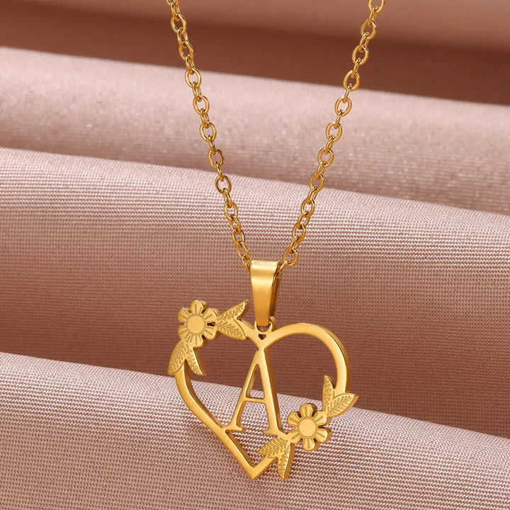 Goldene Herz-Halskette mit Blumen und Buchstabe A, eleganter Schmuck für Damen.