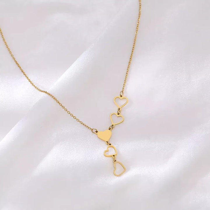 Goldene Herz-Halskette, filigran, Damen-Schmuck, romantisches Design, Geschenkidee.