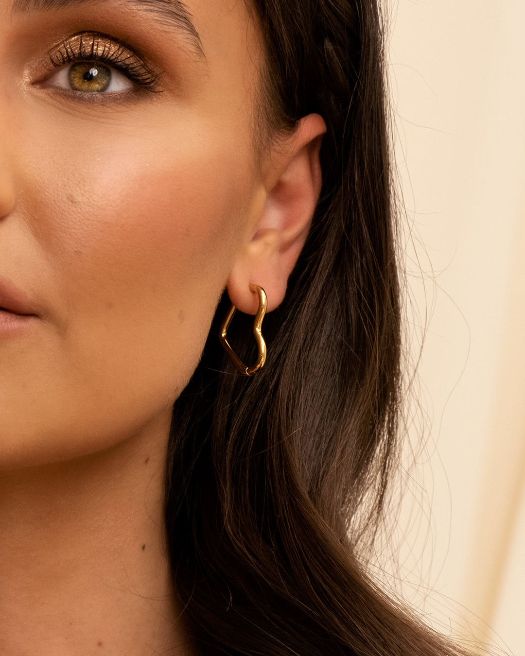 Goldene Herz-Ohrringe, Damen, modisch, elegant, Schmuck, Accessoire, Geschenkidee.