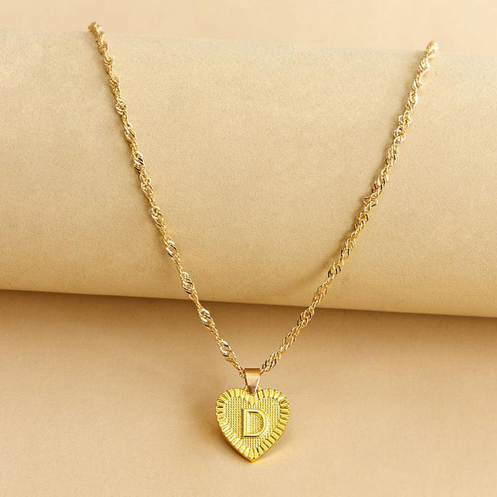 Goldene Herz-Halskette mit Buchstabenanhänger, personalisierter Schmuck, elegantes Design.