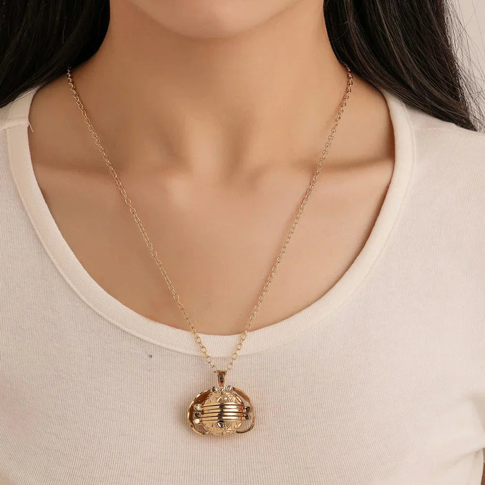 Goldene Halskette mit Anhänger, Damenmode, elegantes Schmuckdesign, Geschenkidee.