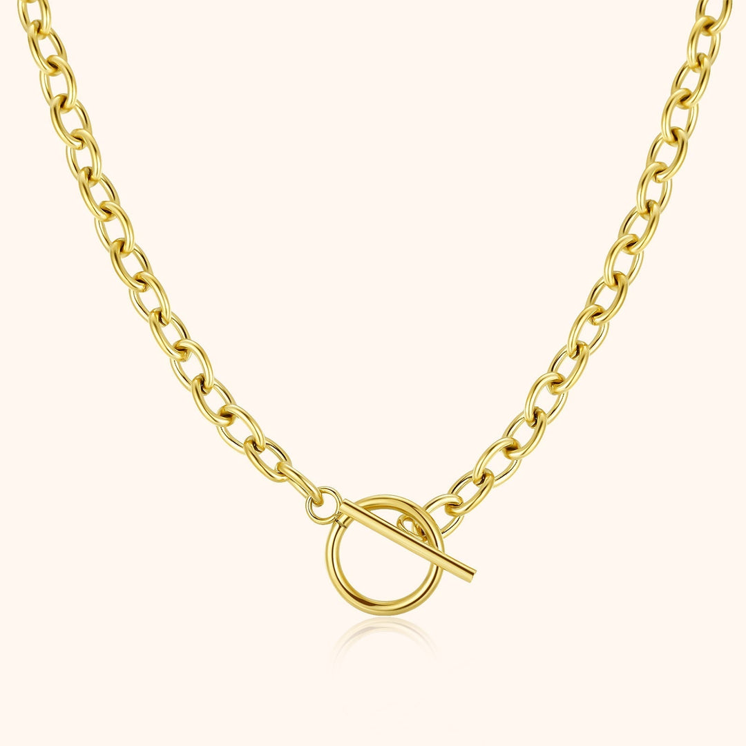 Goldene Halskette mit Knebelverschluss, elegantes Schmuckdesign, modisches Accessoire.