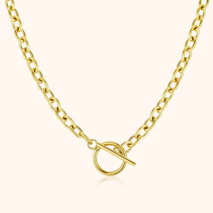 Goldene Halskette mit Knebelverschluss, elegantes Schmuckdesign, modisches Accessoire.