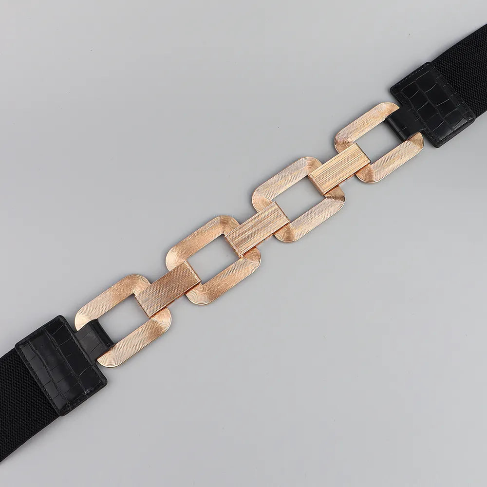 Schwarzer Gürtel mit goldener Kettenschnalle, modisches Accessoire, Damenmode.
