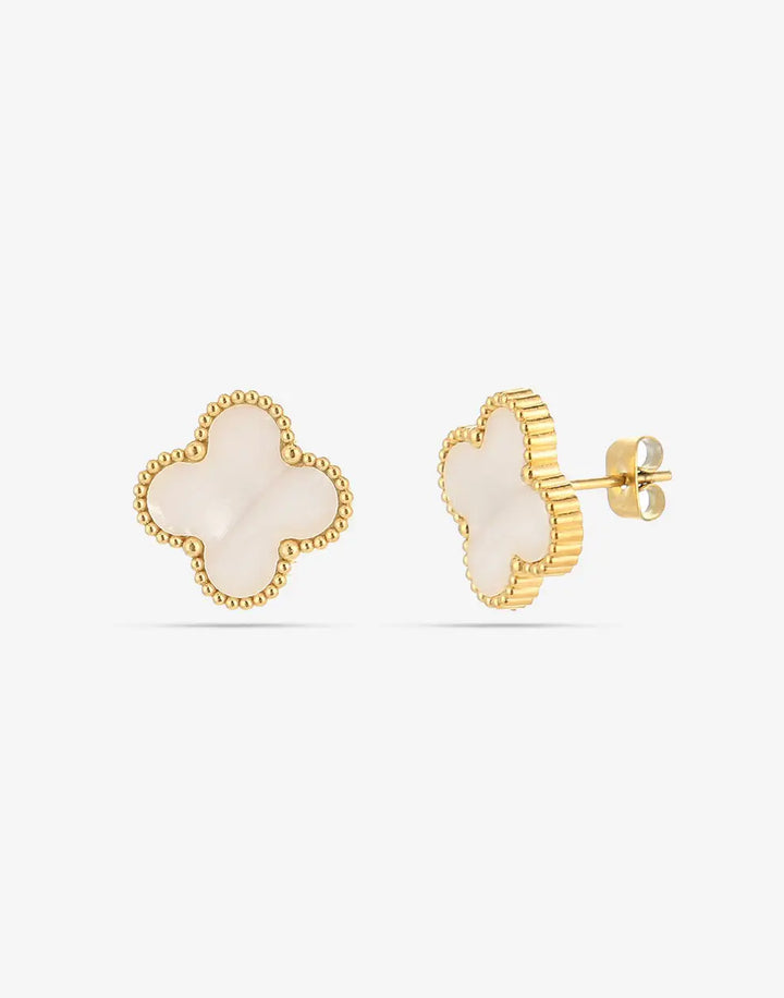 Goldene Kleeblatt-Ohrstecker mit Perlen, eleganter Schmuck, modische Accessoires.