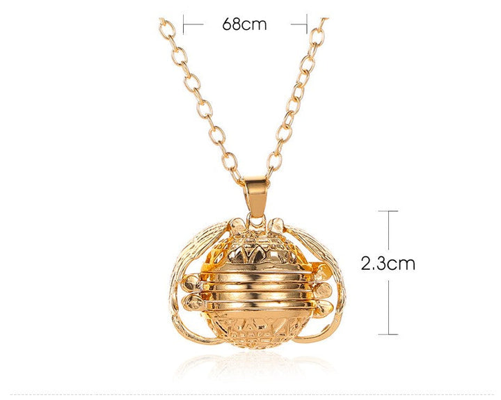 Goldene Halskette mit rundem Anhänger, 68cm Länge, 2,3cm Durchmesser, modisches Schmuckstück.