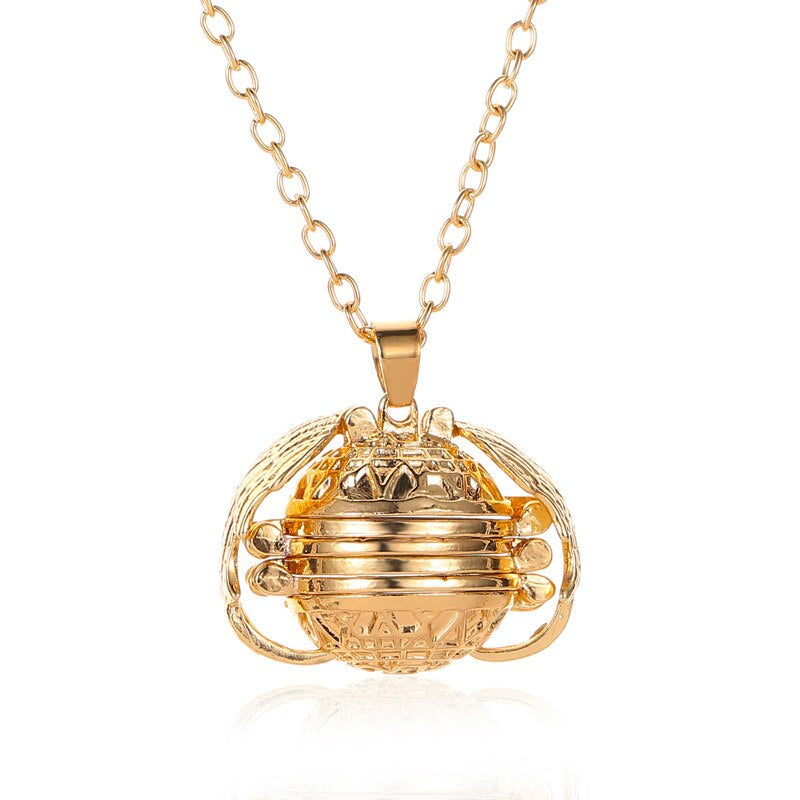 Goldene Halskette mit rundem Anhänger, filigranes Design, Modeschmuck, Damenaccessoire.