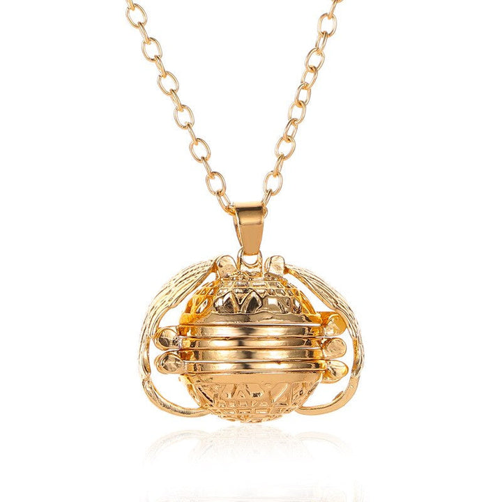 Goldene Halskette mit rundem Anhänger, filigranes Design, Modeschmuck, Damenaccessoire.