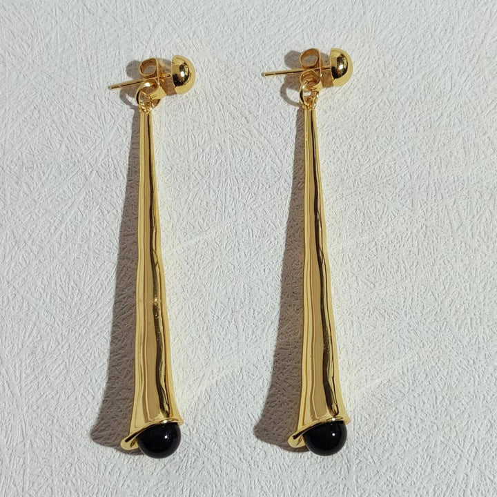 Goldene, lange Ohrringe mit schwarzem Stein, modisches Design, Damen-Schmuck, Metall, elegant.