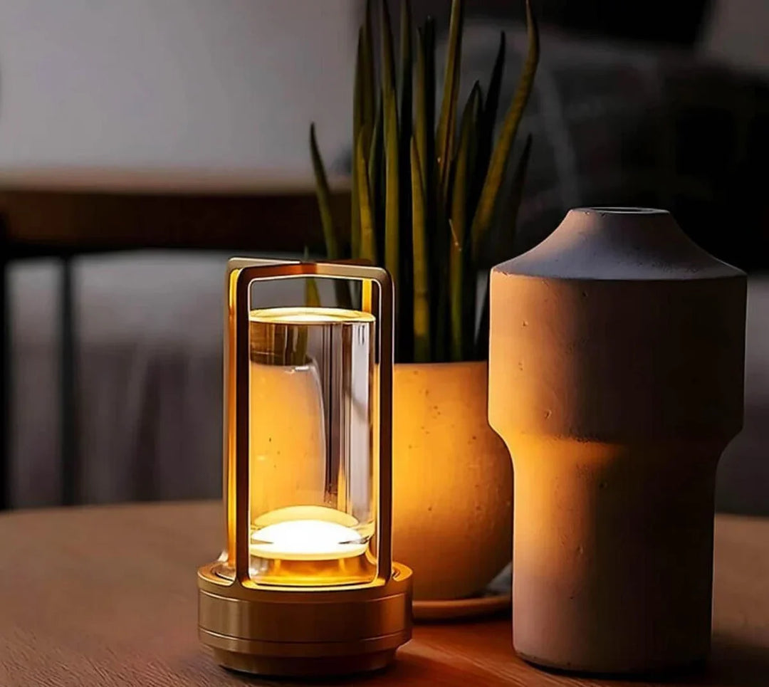 Moderne LED-Tischlampe aus Glas und Metall, warmes Licht, dekorativ, Wohnzimmerbeleuchtung.