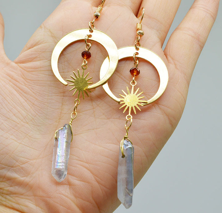 Goldene Ohrringe mit Halbmond, Sonnenmotiv und Kristallanhänger, handgefertigter Schmuck.