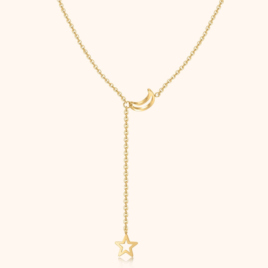 Goldene Halskette mit Mond- und Sternanhänger, elegantes Schmuckdesign, Damenaccessoire.