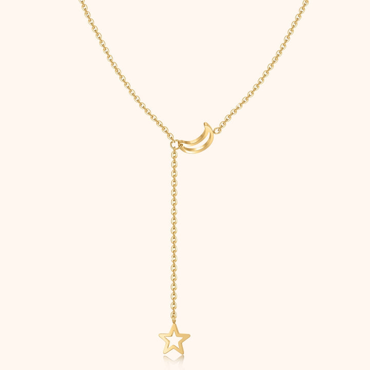 Goldene Halskette mit Mond- und Sternanhänger, elegantes Schmuckdesign, Damenaccessoire.