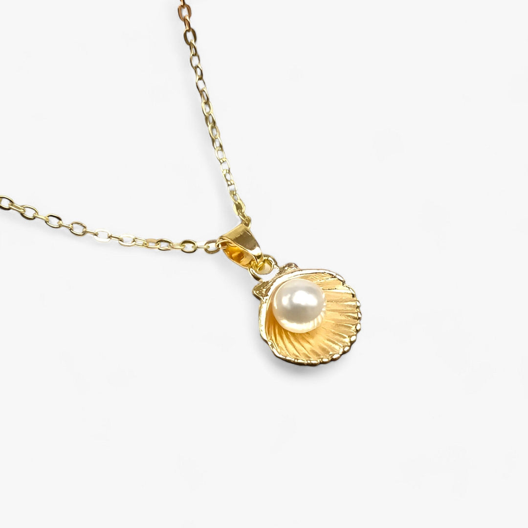 Goldene Muschel-Halskette mit Perlenanhänger, eleganter Schmuck, Damenaccessoire, Geschenkidee.