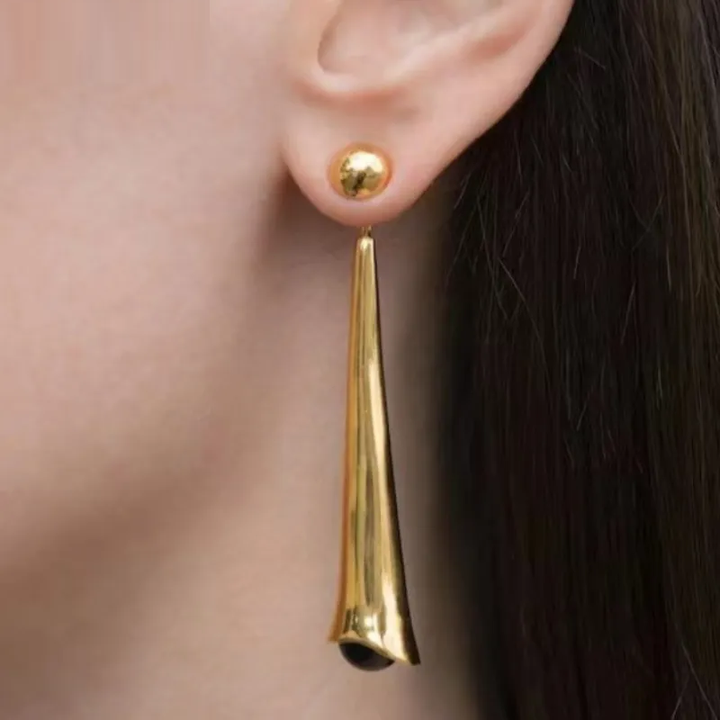 Goldene, lange Ohrringe an Ohr, elegantes Design, Modeschmuck für Damen.