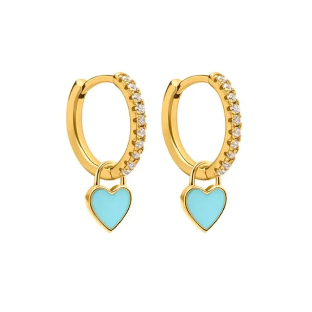 Goldene Creolen mit blauen Herzanhängern und Strasssteinen, modische Ohrringe.
