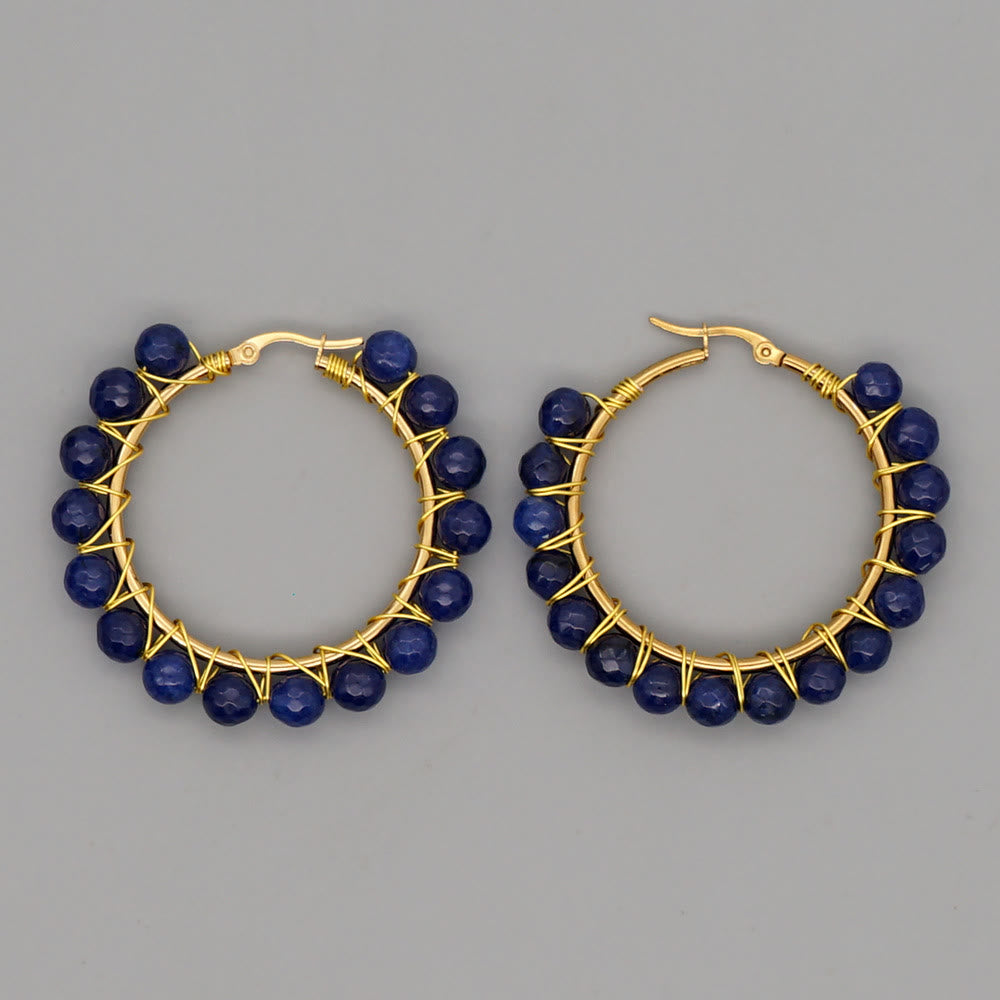 Goldene Creolen mit blauen Perlen, handgefertigter Schmuck, elegantes Design, modische Ohrringe.