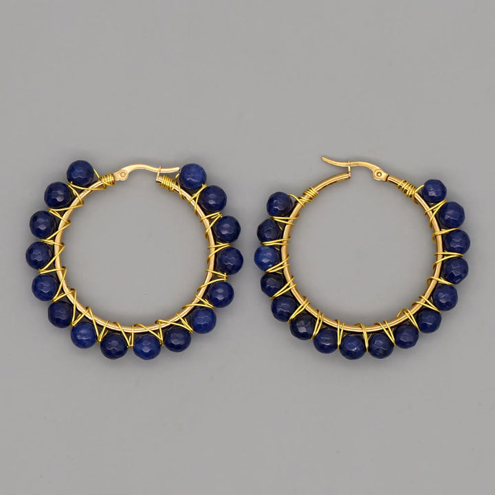 Goldene Creolen mit blauen Perlen, handgefertigter Schmuck, elegantes Design, modische Ohrringe.