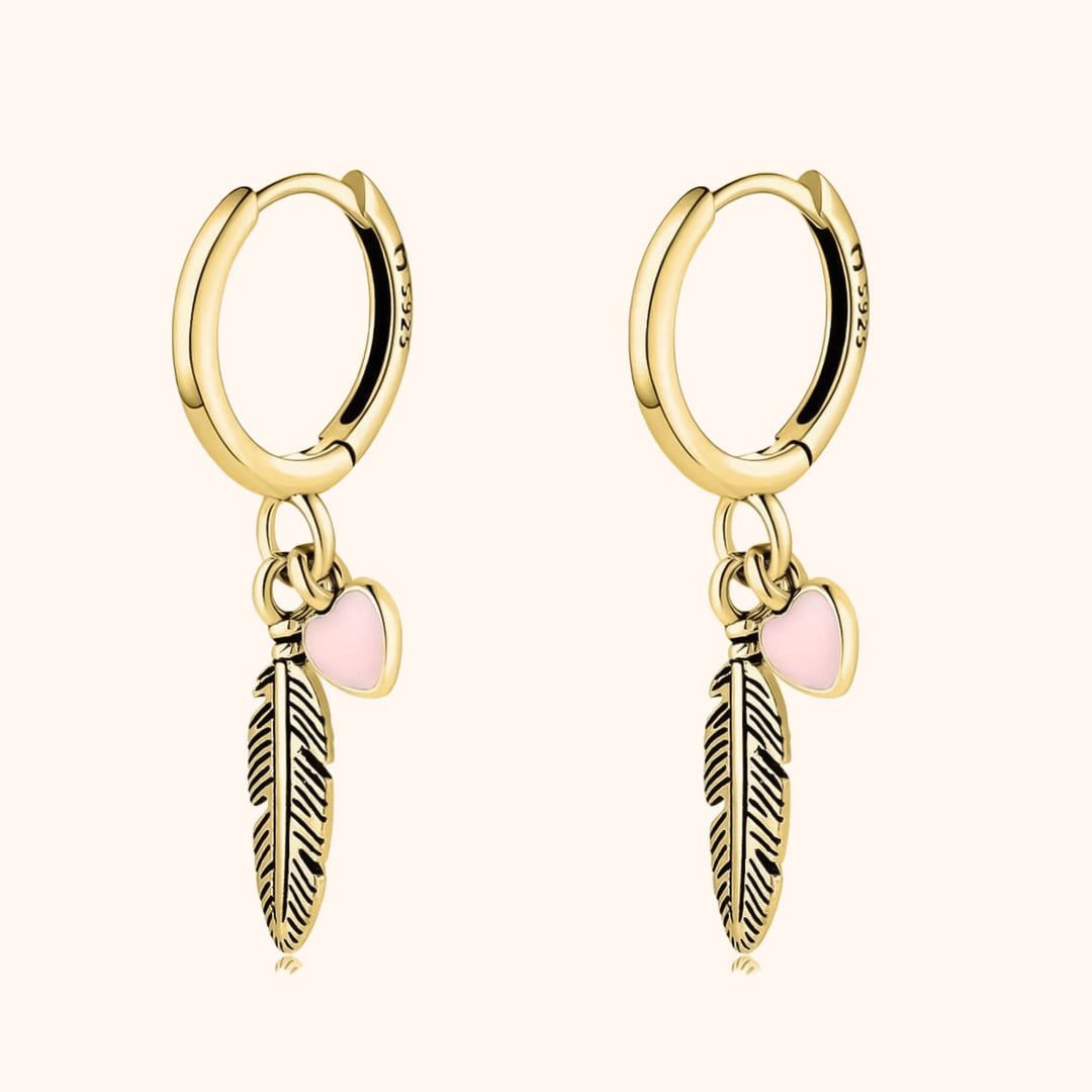 Goldene Creolen mit Feder- und Herzanhänger, Damenohrringe, modischer Schmuck.