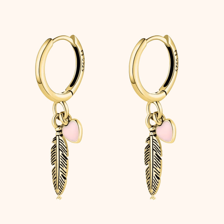 Goldene Creolen mit Feder- und Herzanhänger, Damenohrringe, modischer Schmuck.
