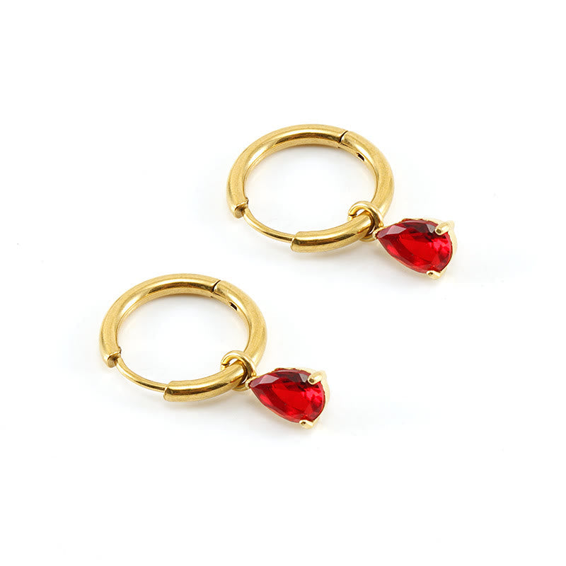 Goldene Creolen mit roten Herzanhängern, eleganter Schmuck, modische Ohrringe für Damen.