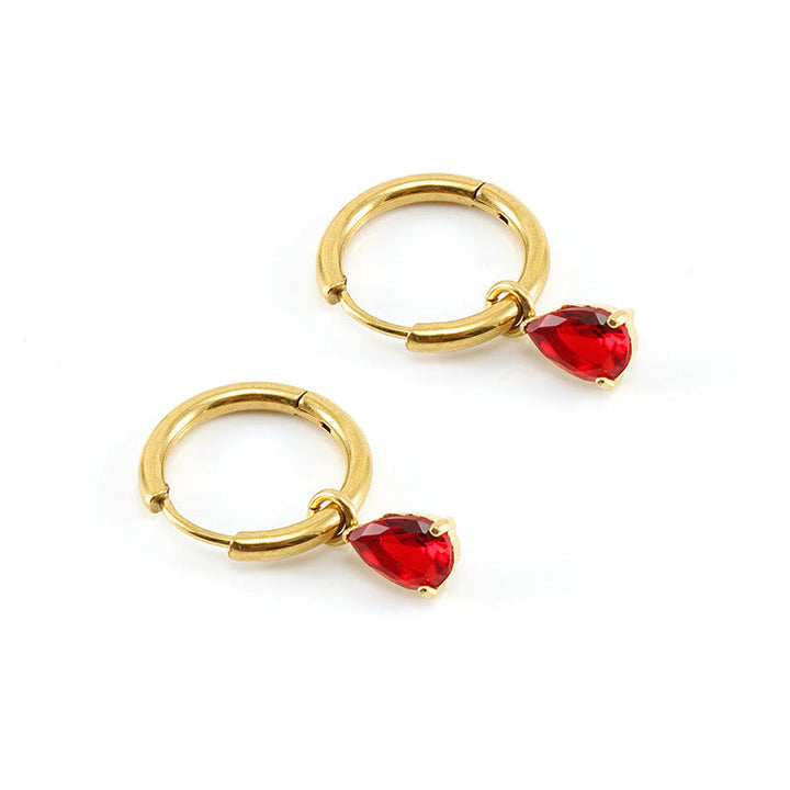 Goldene Creolen mit roten Herzanhängern, eleganter Schmuck, modische Ohrringe für Damen.