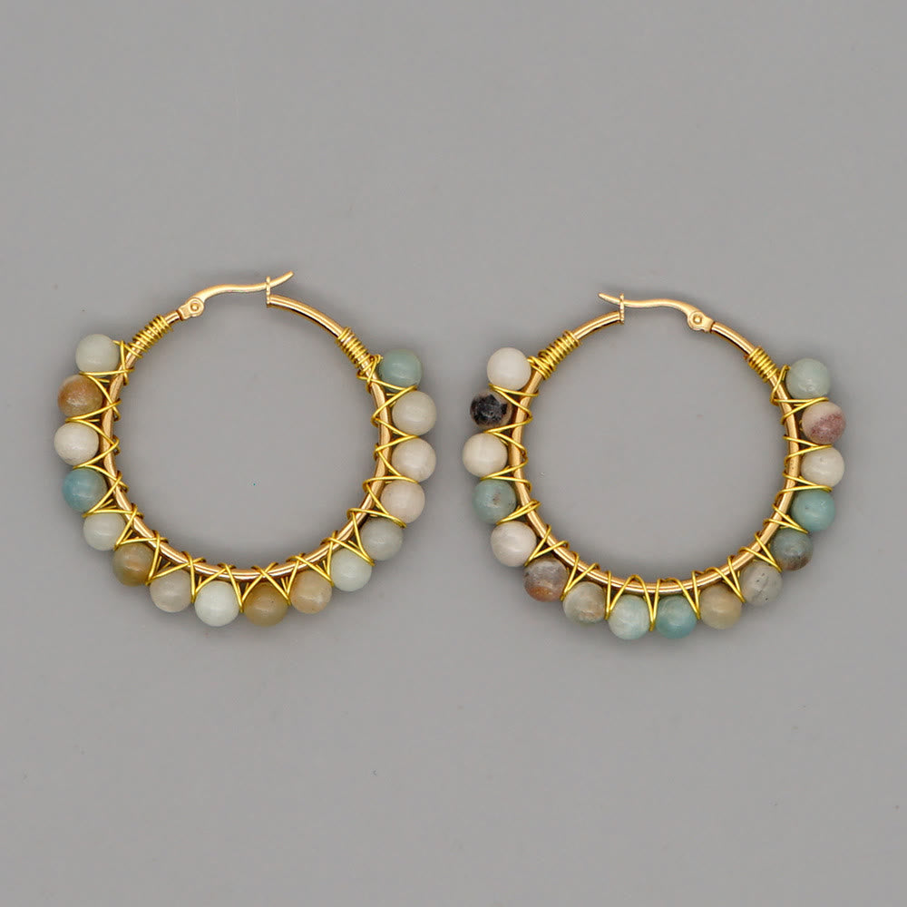 Goldene Creolen mit bunten Edelsteinen, handgefertigter Schmuck, Boho-Stil, Damen-Ohrringe.