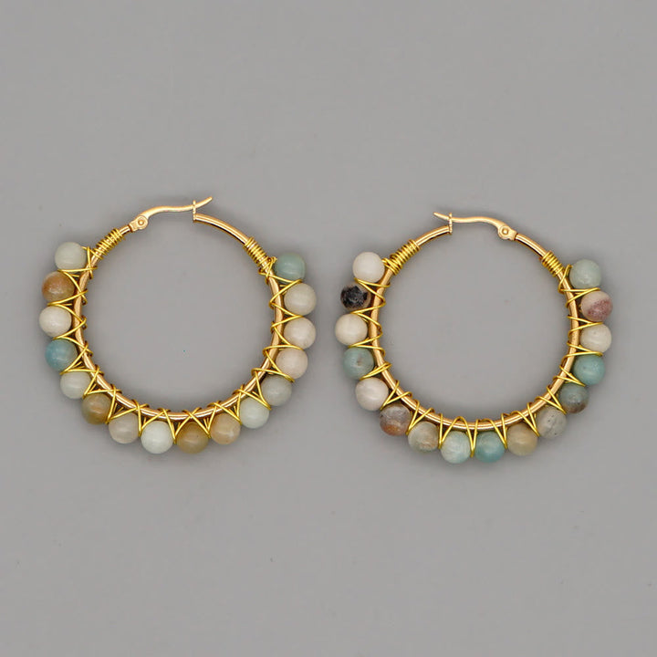 Goldene Creolen mit bunten Edelsteinen, handgefertigter Schmuck, Boho-Stil, Damen-Ohrringe.