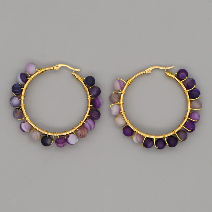 Goldene Creolen mit lila Perlen, handgefertigter Schmuck, modische Ohrringe, Damenaccessoire.