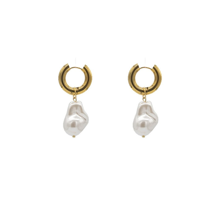 Goldene Ohrringe mit weißen Perlen, eleganter Schmuck, modische Accessoires für Damen.
