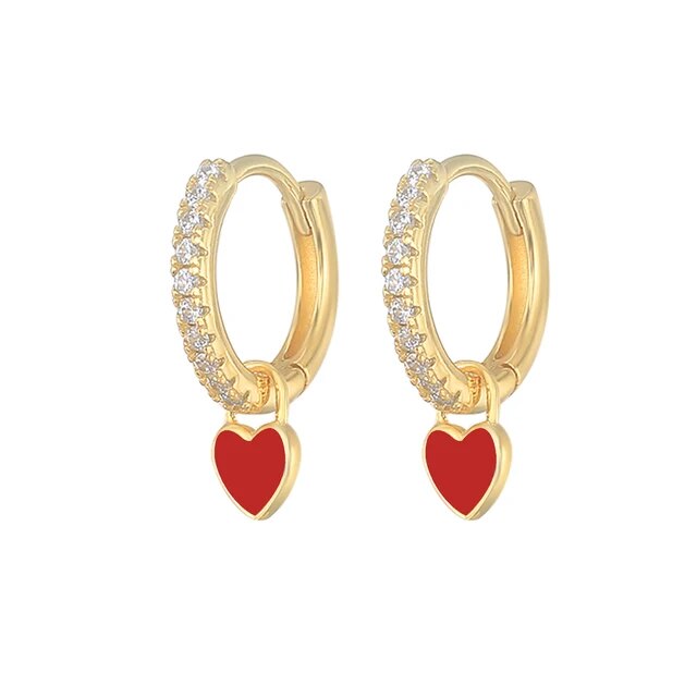 Goldene Creolen mit roten Herzanhängern und Kristallen, eleganter Schmuck für Damen.
