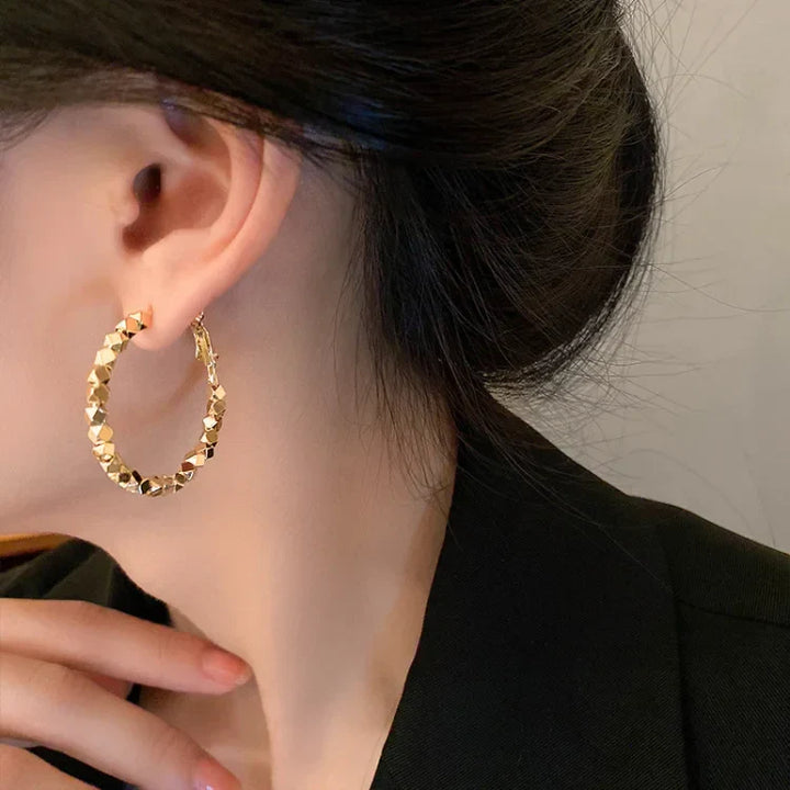 Goldene Creolen Ohrringe, geometrisches Design, modischer Schmuck für Damen, elegant und stilvoll.