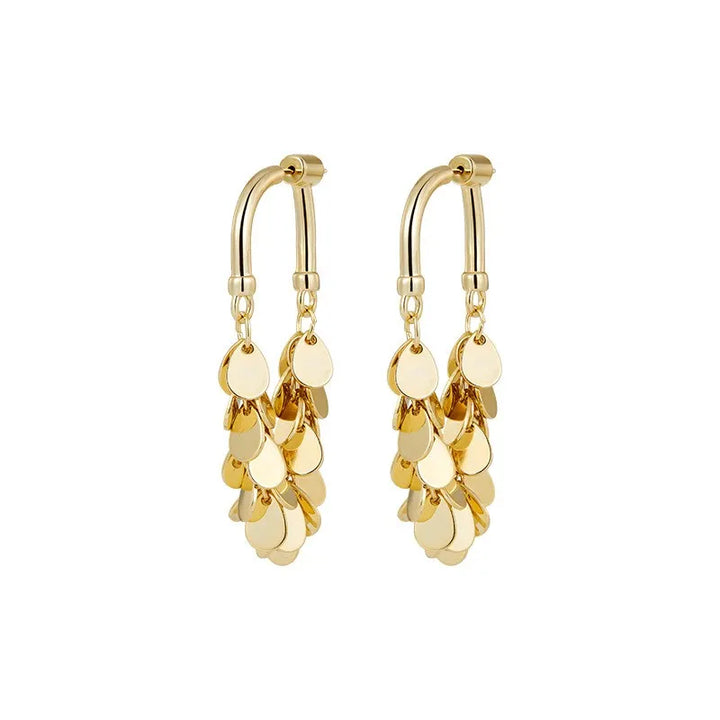 Goldene Creolen Ohrringe mit Anhängern, modisches Schmuckdesign, glänzend, elegant.