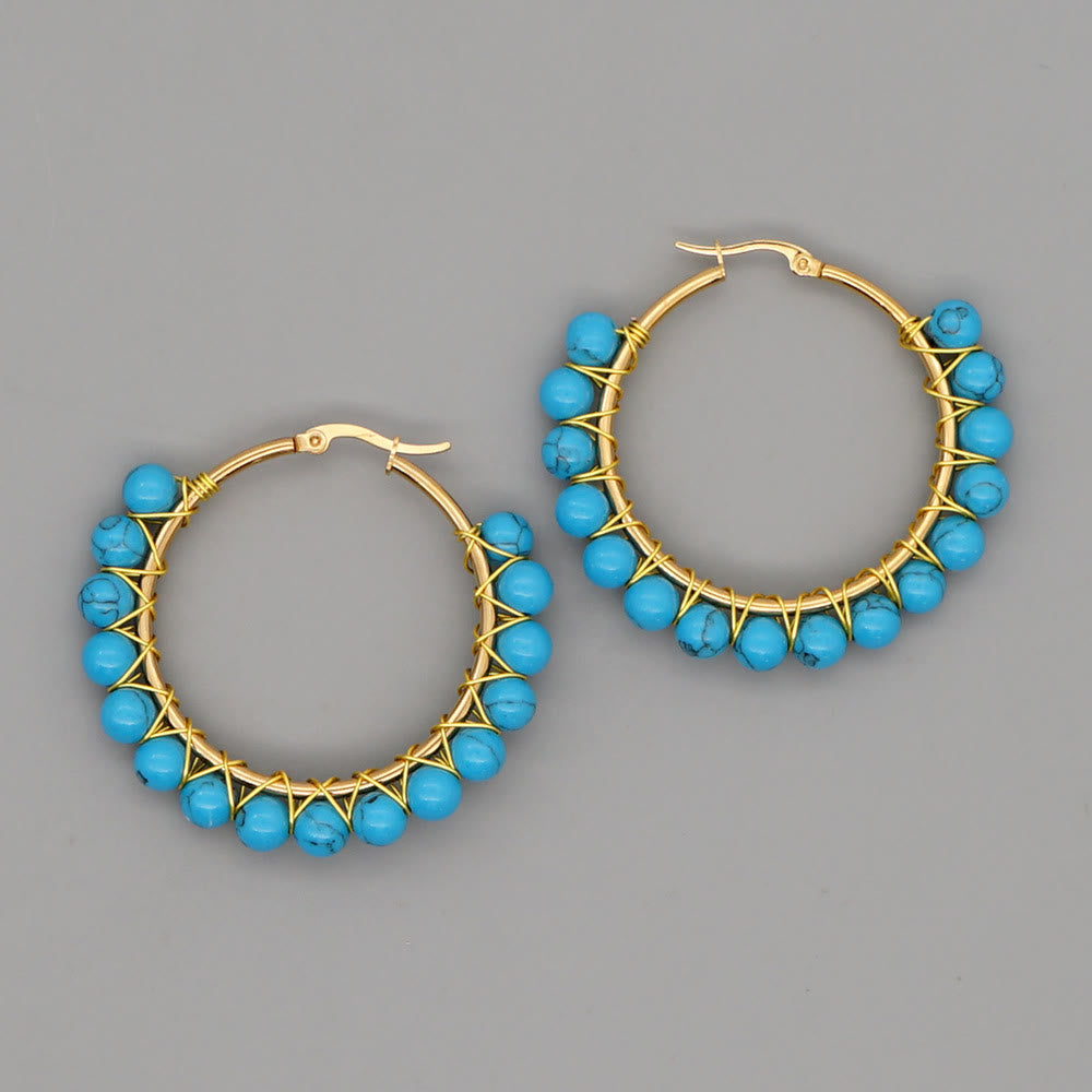Goldene Creolen mit blauen Türkisperlen, handgefertigter Schmuck, modische Ohrringe.