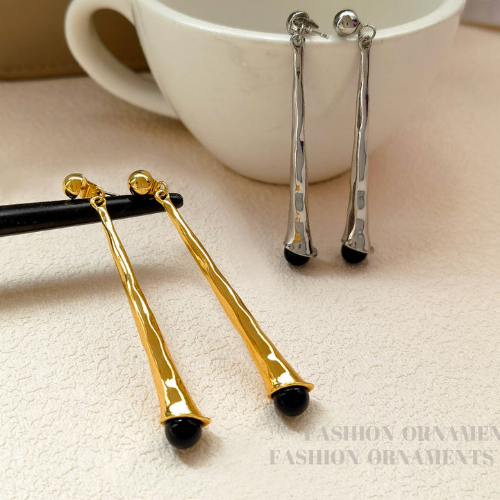 Goldene und silberne Ohrringe, Metall, Tropfenform, modisches Design, Schmuck.