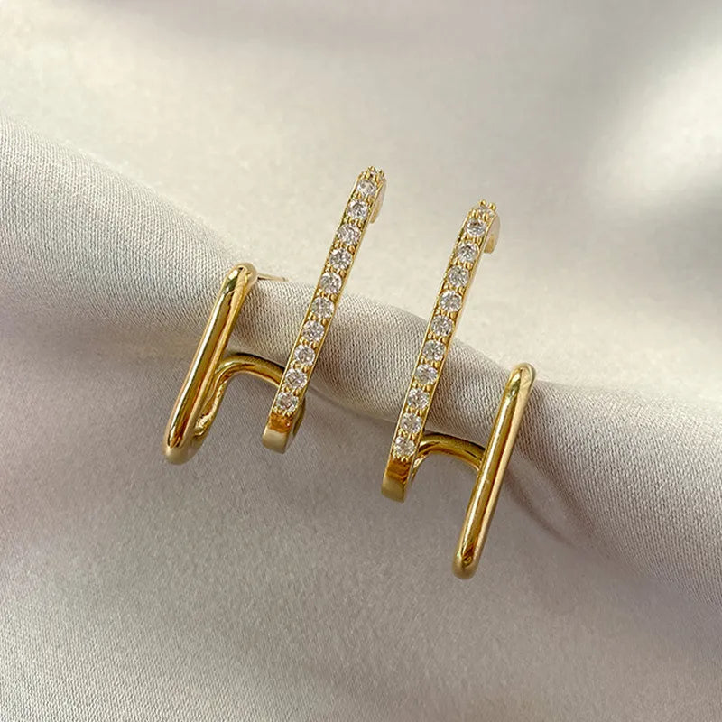 Goldene Ohrringe mit Zirkonia, elegantes Design, Schmuck für Damen, modisch und luxuriös.