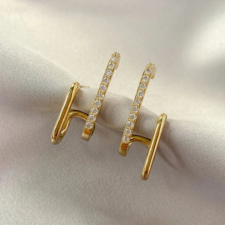 Goldene Ohrringe mit Zirkonia, elegantes Design, Schmuck für Damen, modisch und luxuriös.