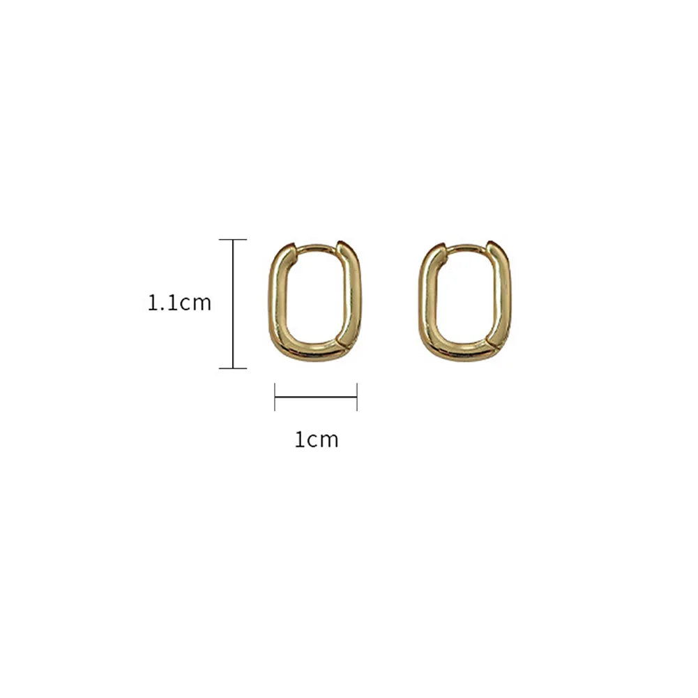 Goldene rechteckige Creolen, 1,1 cm x 1 cm, minimalistisch, Ohrringe, Schmuckaccessoire.