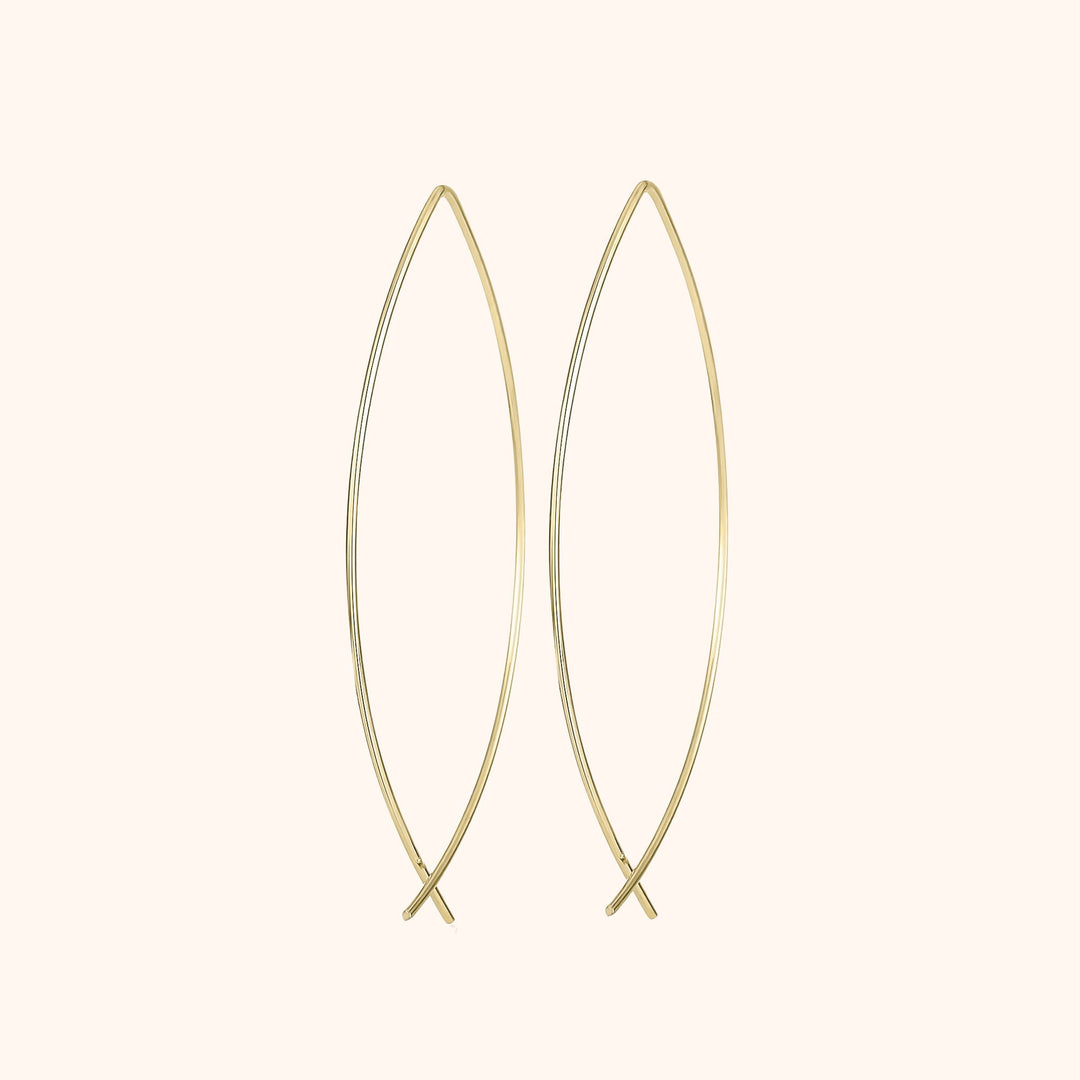 Goldene, ovale Ohrringe aus Metall, minimalistisches Design, eleganter Schmuck für Damen.