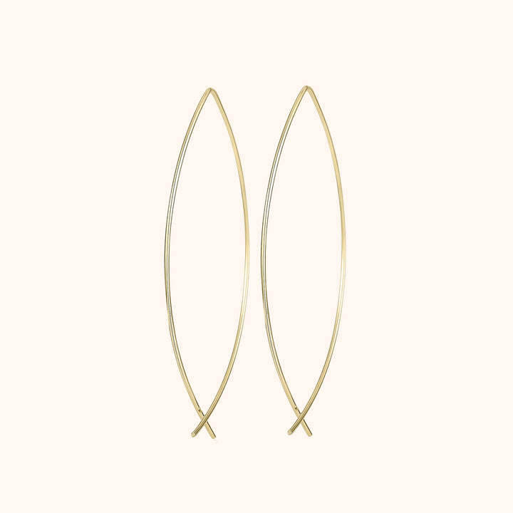 Goldene, ovale Ohrringe aus Metall, minimalistisches Design, eleganter Schmuck für Damen.