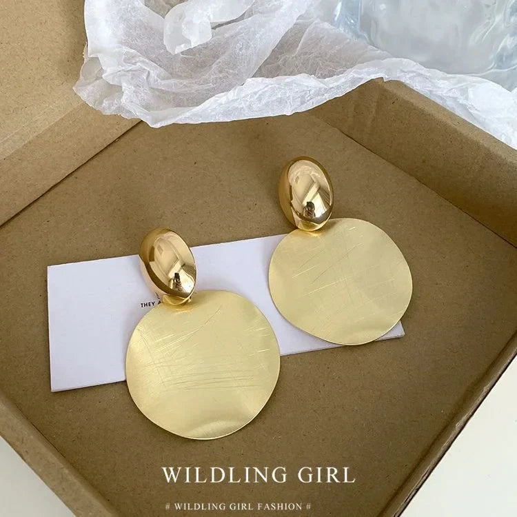 Goldene, runde Ohrringe in Geschenkbox, eleganter Schmuck, modisches Accessoire für Damen.