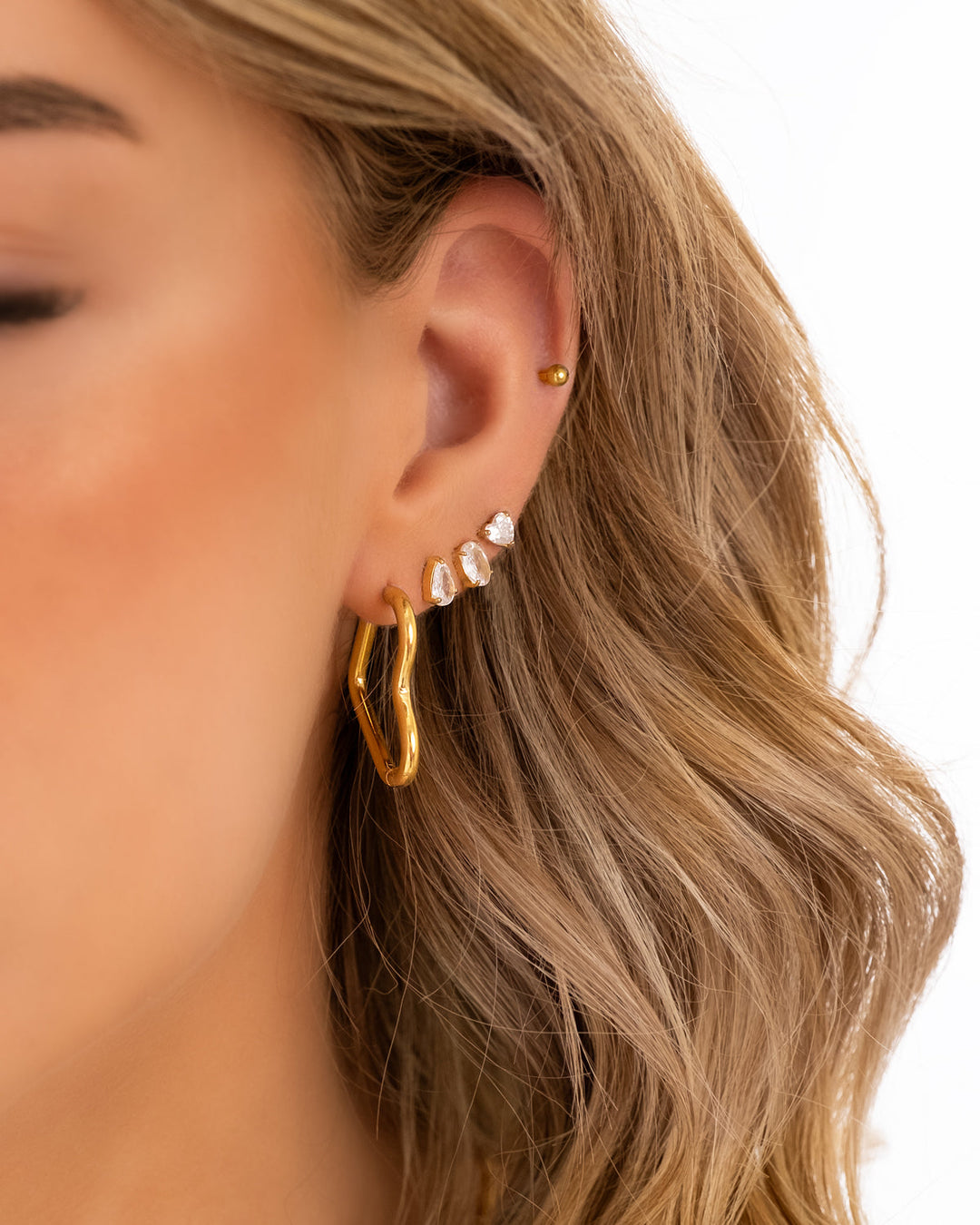 Goldene Ohrringe Set, funkelnd, Damenmode, Ohrschmuck, elegantes Design, Accessoires.
