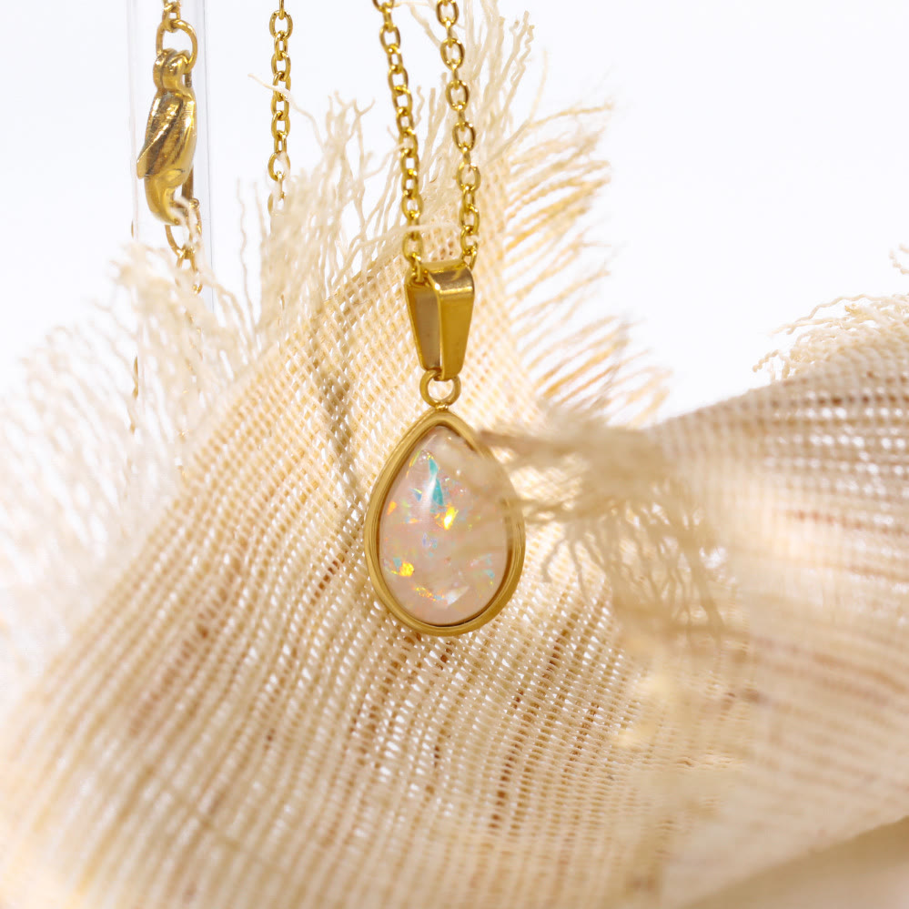 Goldene Halskette mit Opal-Anhänger, elegantes Schmuckdesign, glänzend, luxuriös.