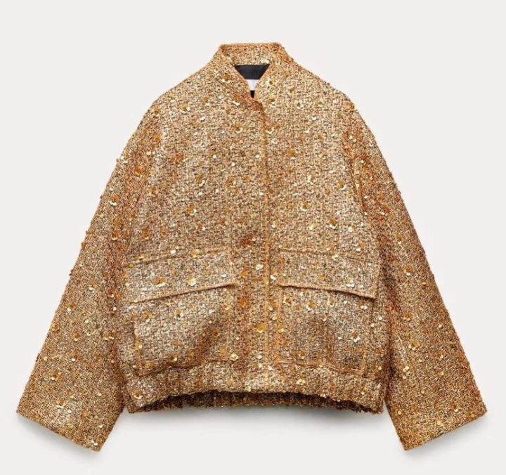 Goldene Damenjacke aus Tweed mit Pailletten, modisch, elegant, Herbstmode, stilvoll.