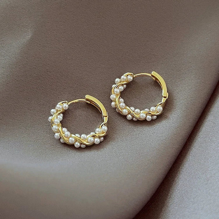 Goldene Creolen mit Perlen, eleganter Schmuck, Ohrringe für Damen, modisches Accessoire.