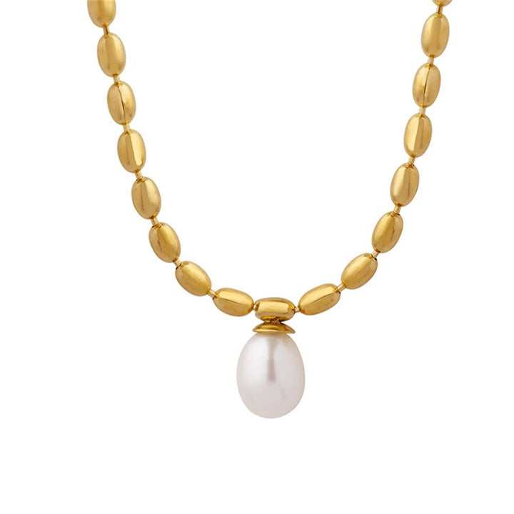 Goldene Halskette mit ovalen Perlen und weißem Anhänger, eleganter Schmuck für Damen.