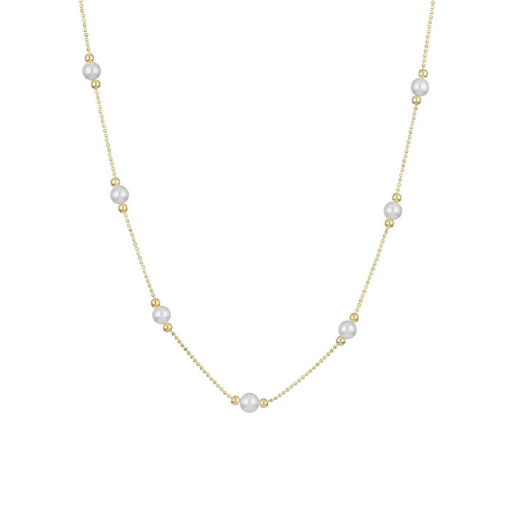 Goldene Halskette mit weißen Perlen, elegantes Schmuckdesign, Damenaccessoire, modisch.