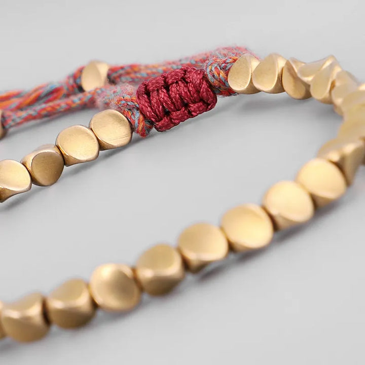 Goldene Perlenkette mit rotem Knoten, handgefertigt, Schmuck, modisch, elegant, Unisex.